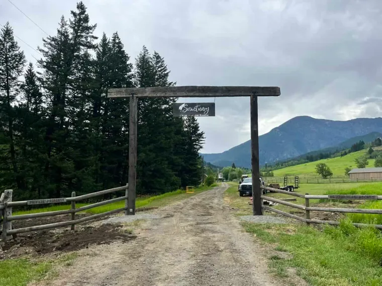 Log Ranch Archway, by Montana Ranch & Land Improvement Service