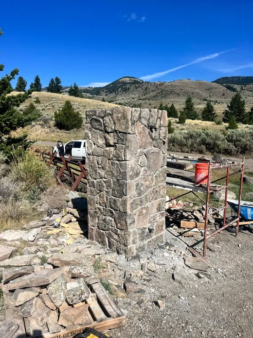 Stone masonry entrance column